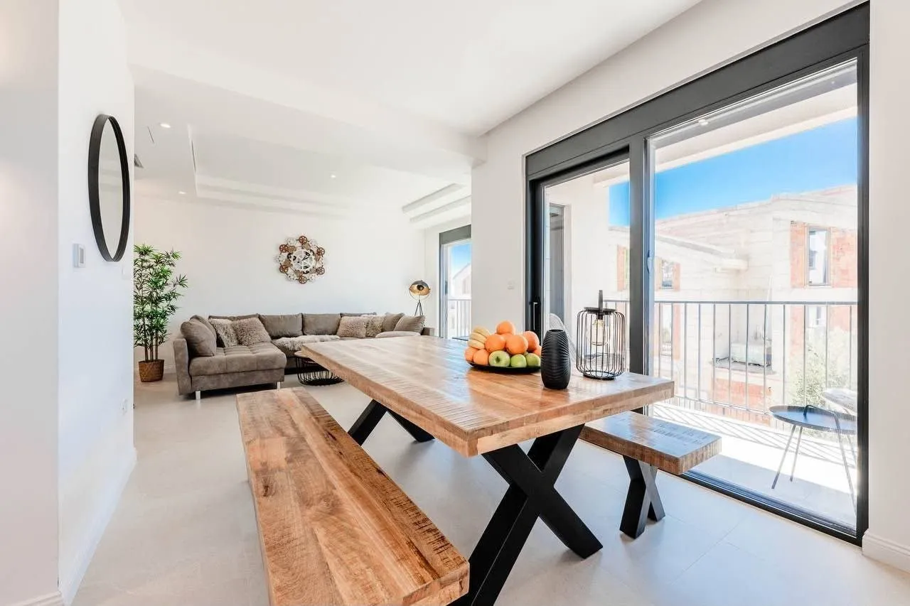 Kuca-sa-bazenom-u-Rezevicima-Budva-8 Izdavanje: Kuća 220 m² – Reževići, Budva — fotografija 9