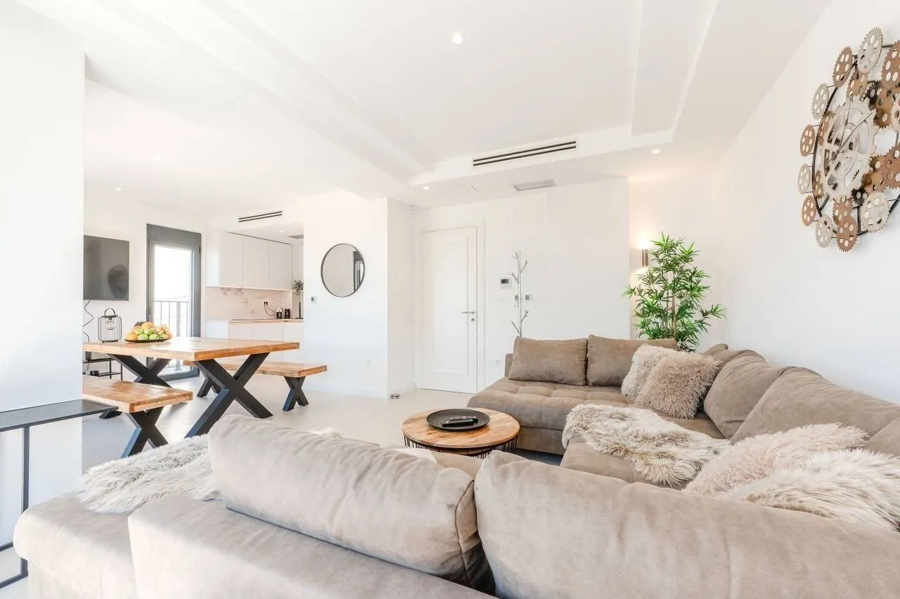 Kuca-sa-bazenom-u-Rezevicima-Budva-9 Izdavanje: Kuća 220 m² – Reževići, Budva — fotografija 10