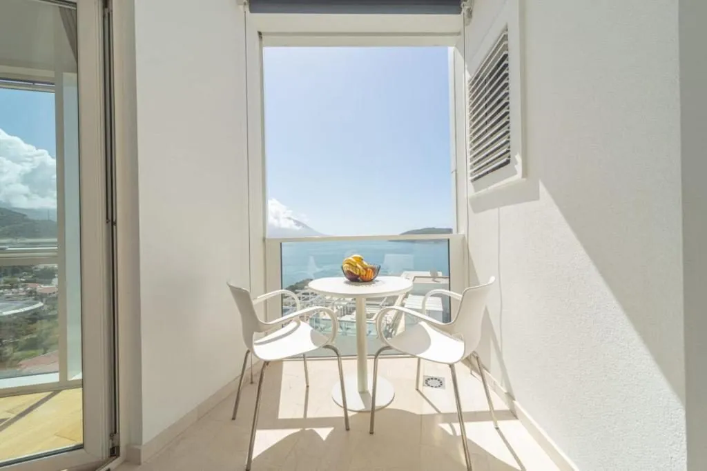 Jednosoban-stan-s-pogledom-na-more-Tre-Canne-Budva-1 Izdavanje: Jednosoban stan 77 m² – Budva — fotografija 2