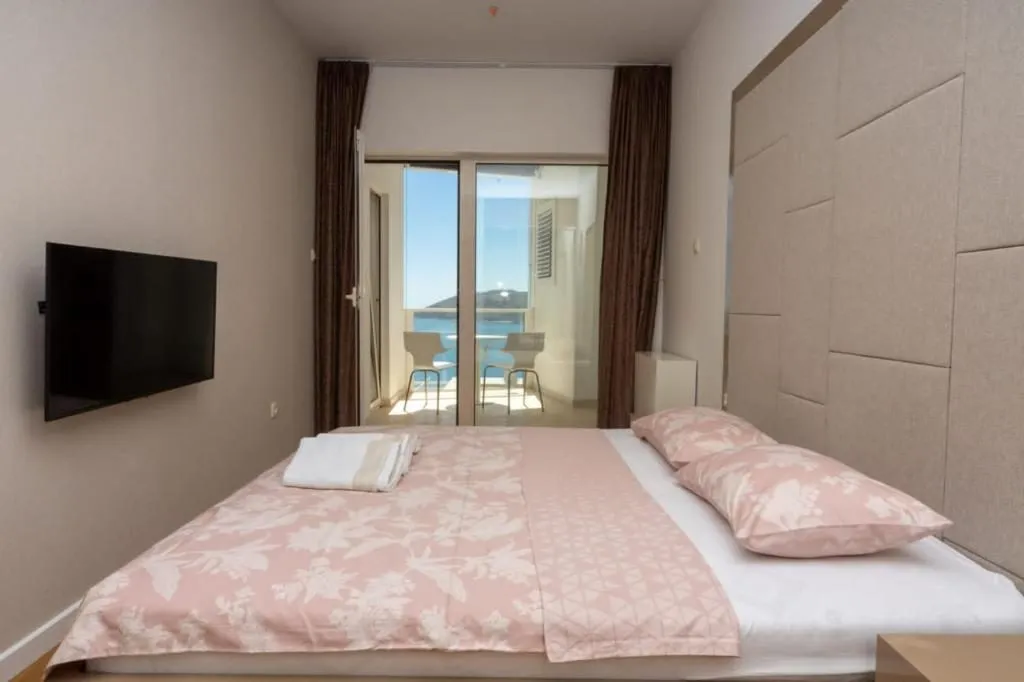 Jednosoban-stan-s-pogledom-na-more-Tre-Canne-Budva-10 Izdavanje: Jednosoban stan 77 m² – Budva — fotografija 11