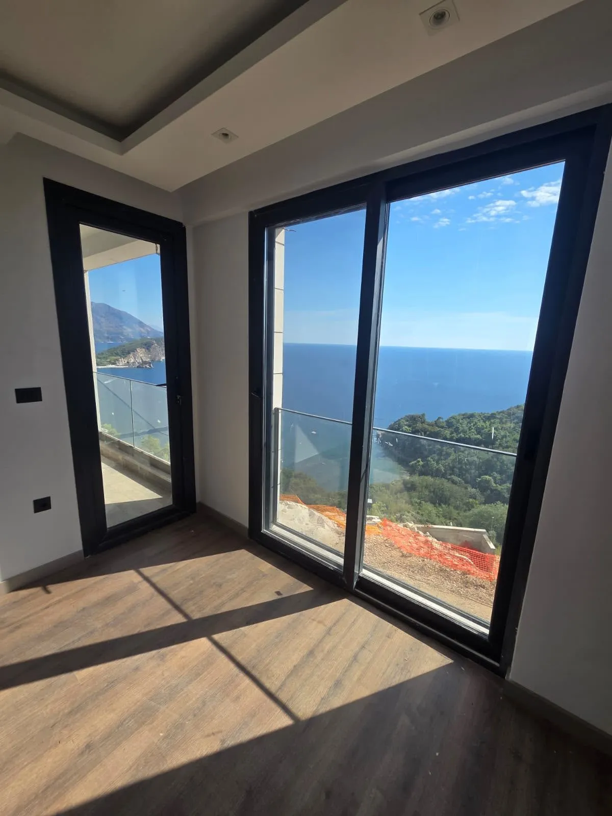 Trosoban stan sa pogledom na more, Vidikovac, Budva — fotografija 15