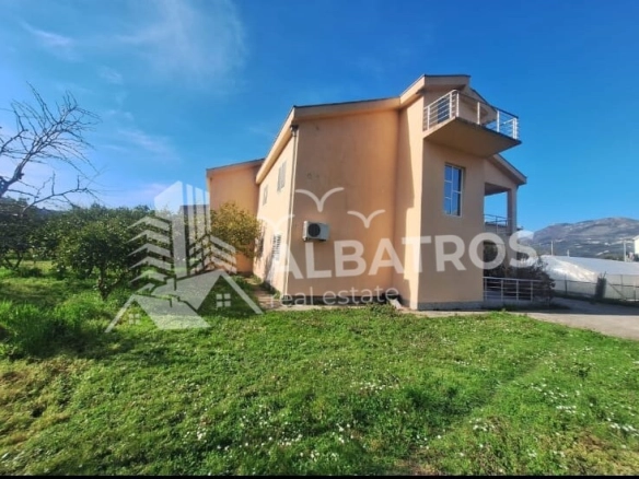 Kuća na placu od 400 m² u Polju