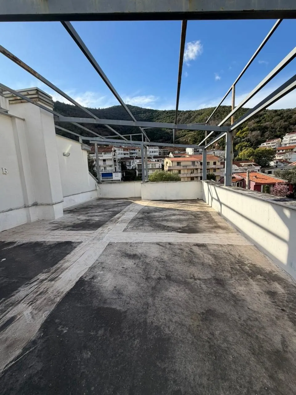 Dvoetazni-penthaus-sa-pogledom-na-more-Budva-2 Izdavanje: Četvorosoban stan 450 m² – Babin Do, Budva — fotografija 3
