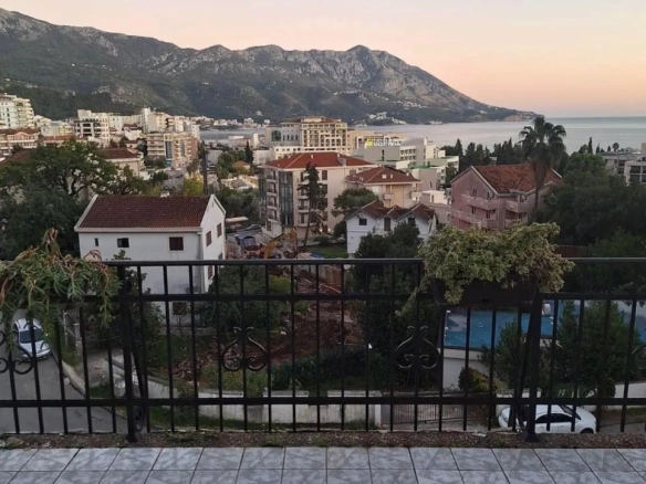 Trosoban stan u Bečićima