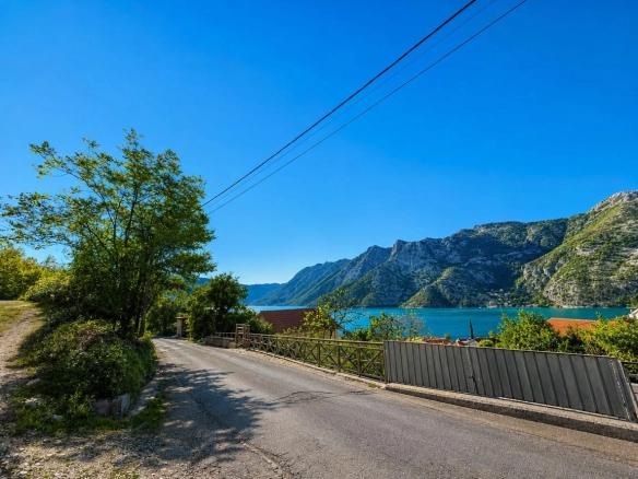 Urbanizovan plac sa pogledom na zaliv u Risnu, Kotor