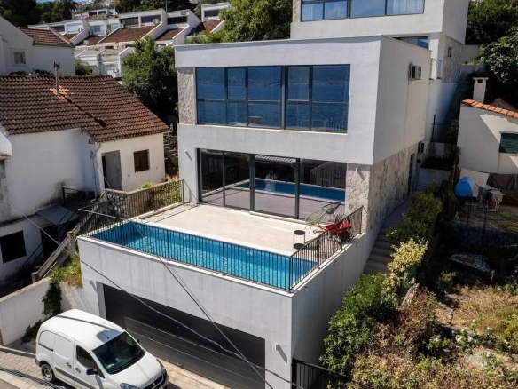 Kuća sa bazenom na obali mora