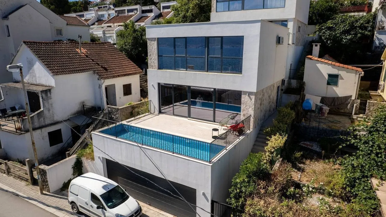 Kuća sa bazenom na obali mora