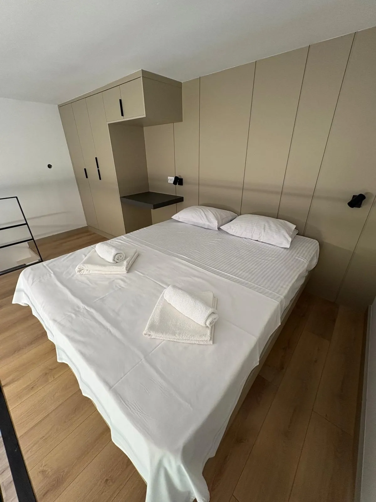 Namještena garsonjera loft tipa u novoj zgradi, Tivat — fotografija 2