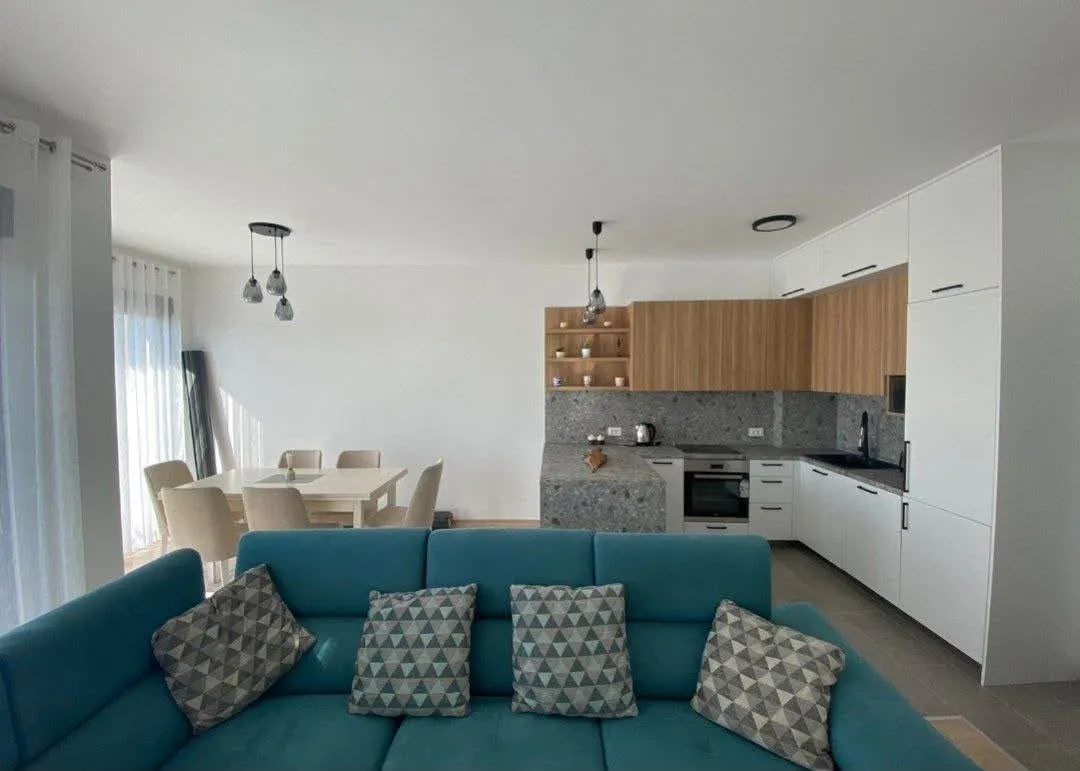 Dvosoban-stan-sa-pogledom-na-more-Mazina-Tivat-2 Dvosoban stan 80 m² – Mažina, Tivat — fotografija 3