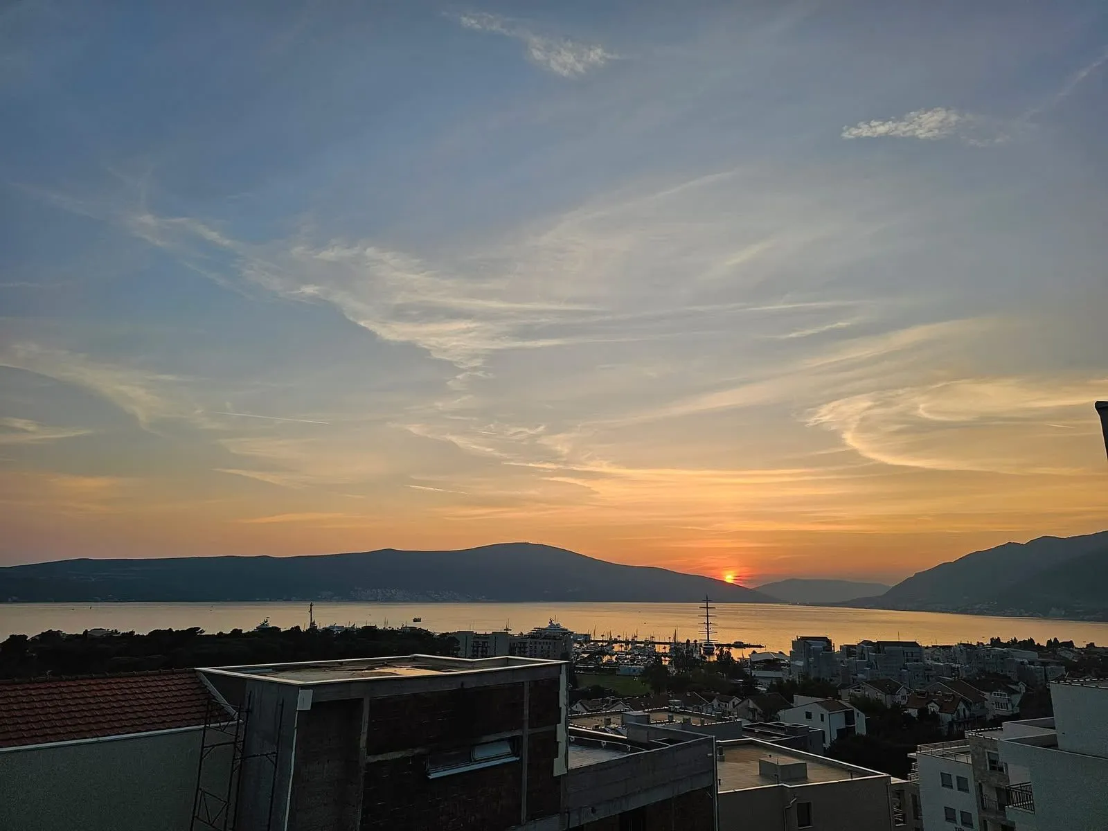 Dvosoban-stan-sa-pogledom-na-more-Mazina-Tivat-7 Dvosoban stan 80 m² – Mažina, Tivat — fotografija 8