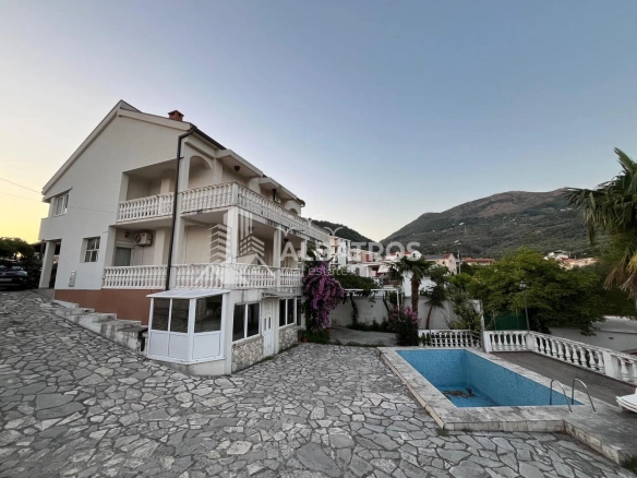 Kuća sa bazenom u naselju Rena