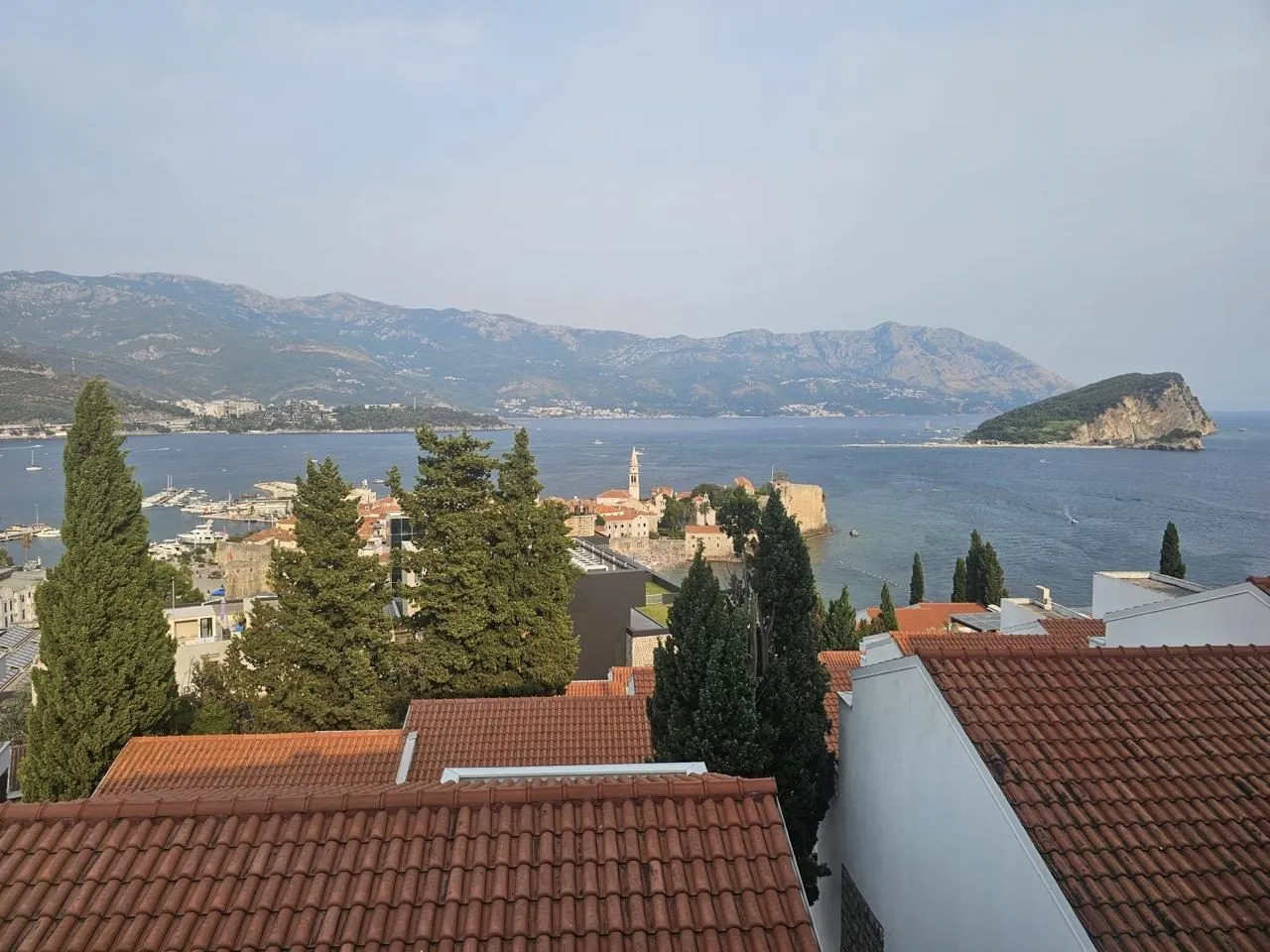 Jednosoban-stan-sa-pogledom-na-more-Gospostina-Budva-3 Izdavanje: Jednosoban stan 45 m² – Gospoština, Budva — fotografija 4