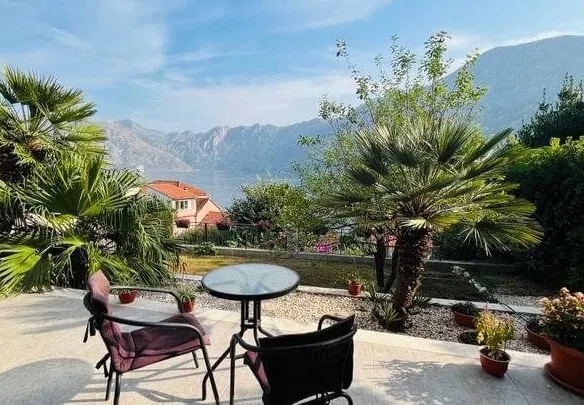 Kuća sa pogledom na Bokokotorski zaliv