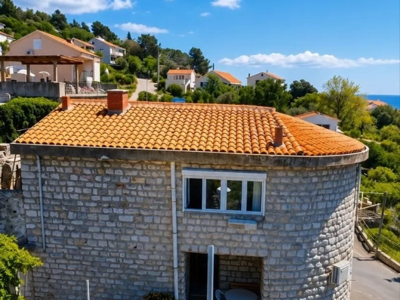 Kamena kuća sa pogledom na more u Blizikućama