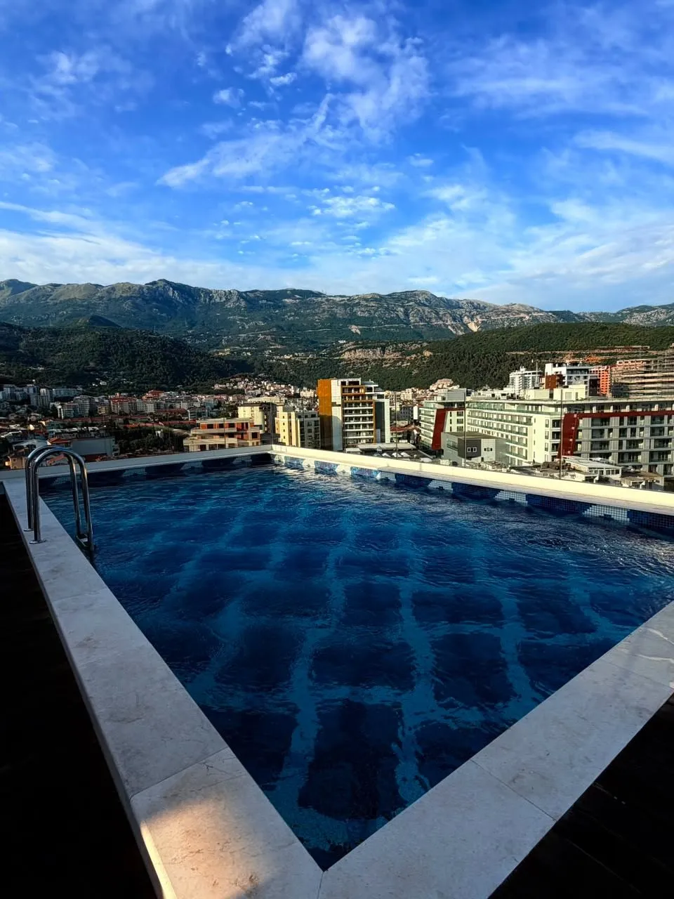 Trosoban-penthaus-sa-bazenom-Gospostina-Budva-1 Trosoban stan 326 m² – Gospoština, Budva — fotografija 2