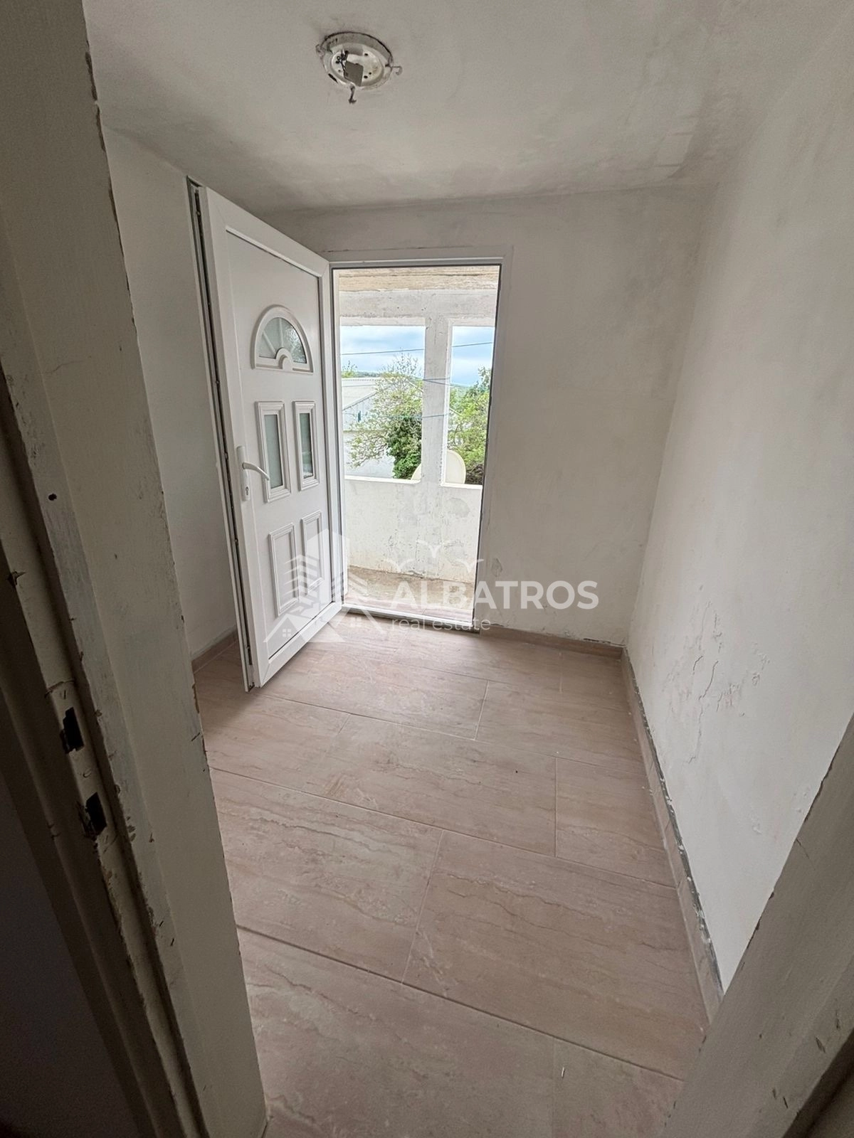 Trosoban-stan-sa-terasom-u-Sutomoru-Bar-1 Izdavanje: Trosoban stan 90 m² – Sutomore, Bar — fotografija 2