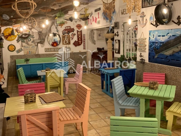 Namješten restoran sa krovnom terasom u Dobroj Vodi