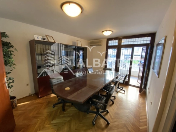 Dvosoban stan sa terasom i dvorištem u centru Bara
