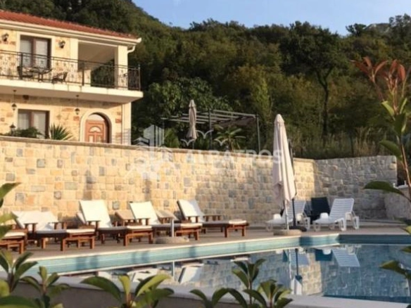 Jednosobna kuća sa dvorištem u Zupcima