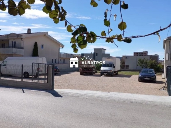 Ograđeni plac od 1000 m² u Bjelišima
