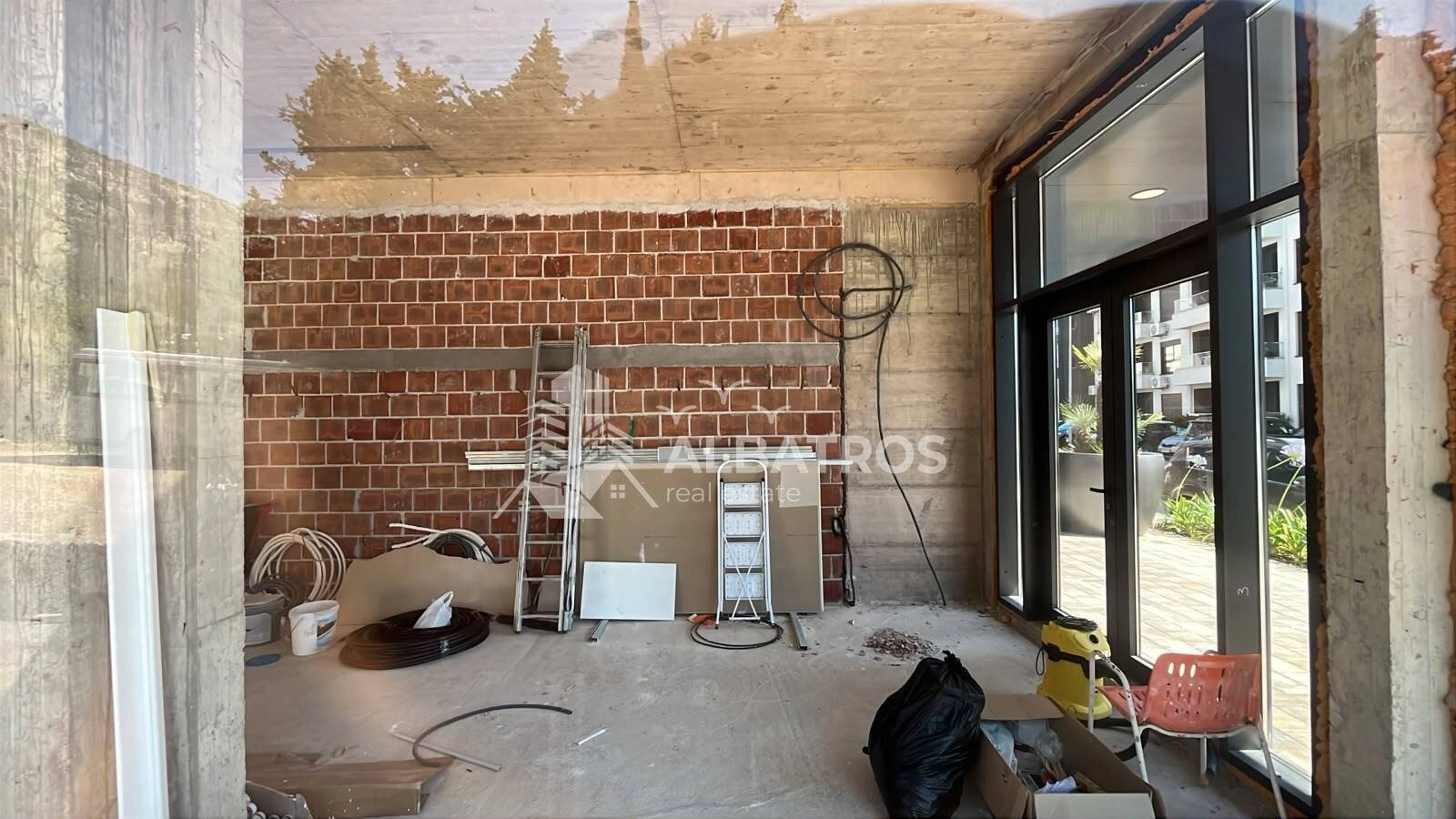 Poslovni-prostor-sa-terasom-na-Susnju-Bar-1 Izdavanje: Poslovni prostor 55 m² – Šušanj, Bar — fotografija 2