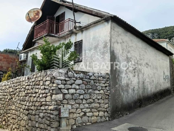 Kuća sa placem u Starom Baru