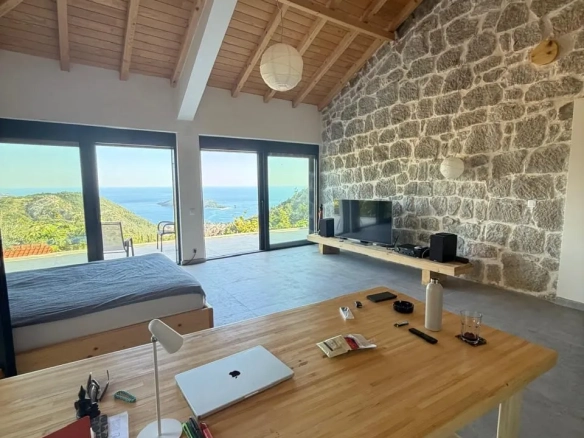 Kamena kuća sa pogledom na more