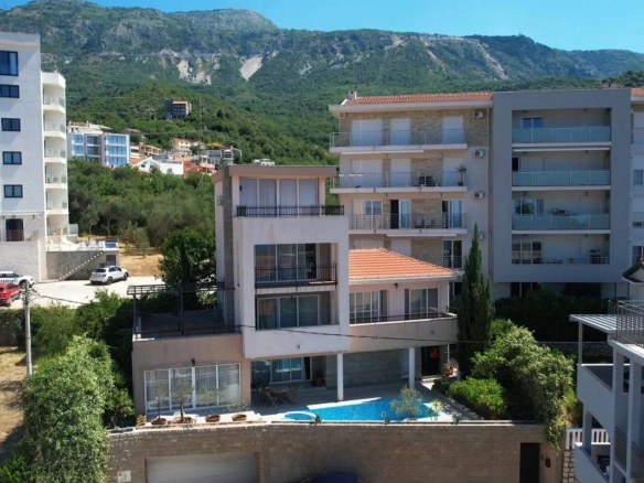Kuća sa bazenom i pogledom na more
