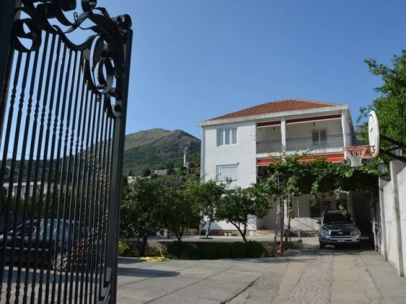 Kuća sa bazenom i dvorištem