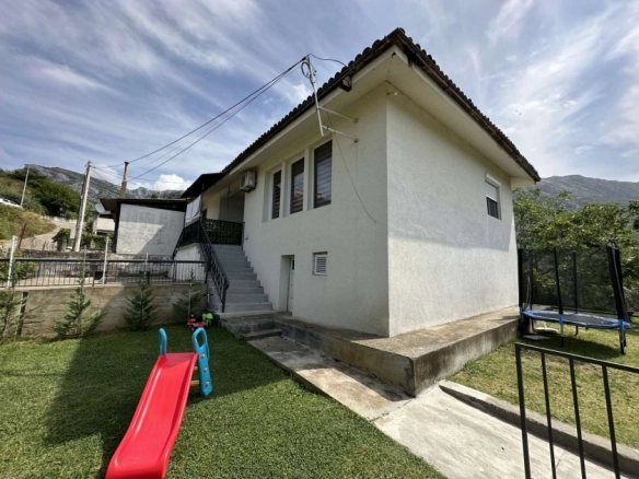 Renovirana kuća sa dvorištem u Starom Baru