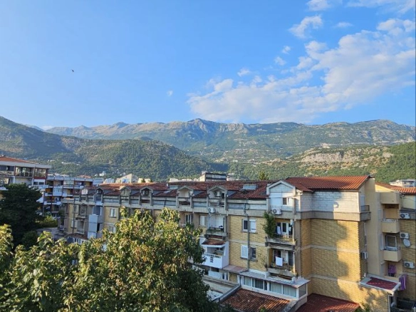 Dvosoban dupleks stan u centru Budve