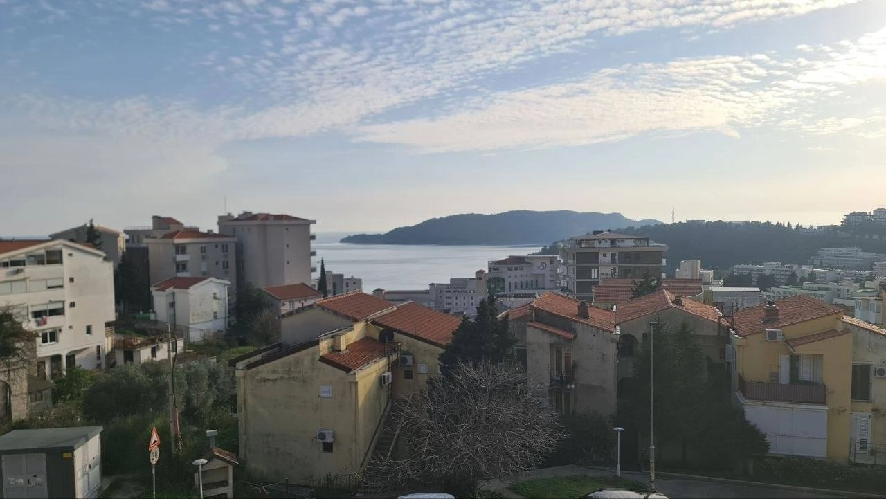 Dvosoban stan s pogledom na more u Bečićima