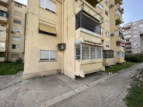 Trosoban stan u prizemlju