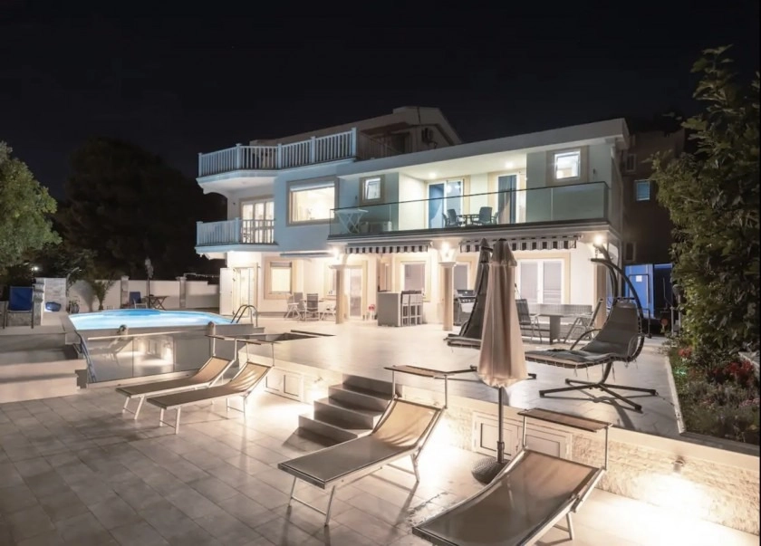 Kuca-sa-bazenom-i-pogledom-na-more-Ratac-Bar-9 Izdavanje: Kuća 300 m² – Ratac, Bar — fotografija 10