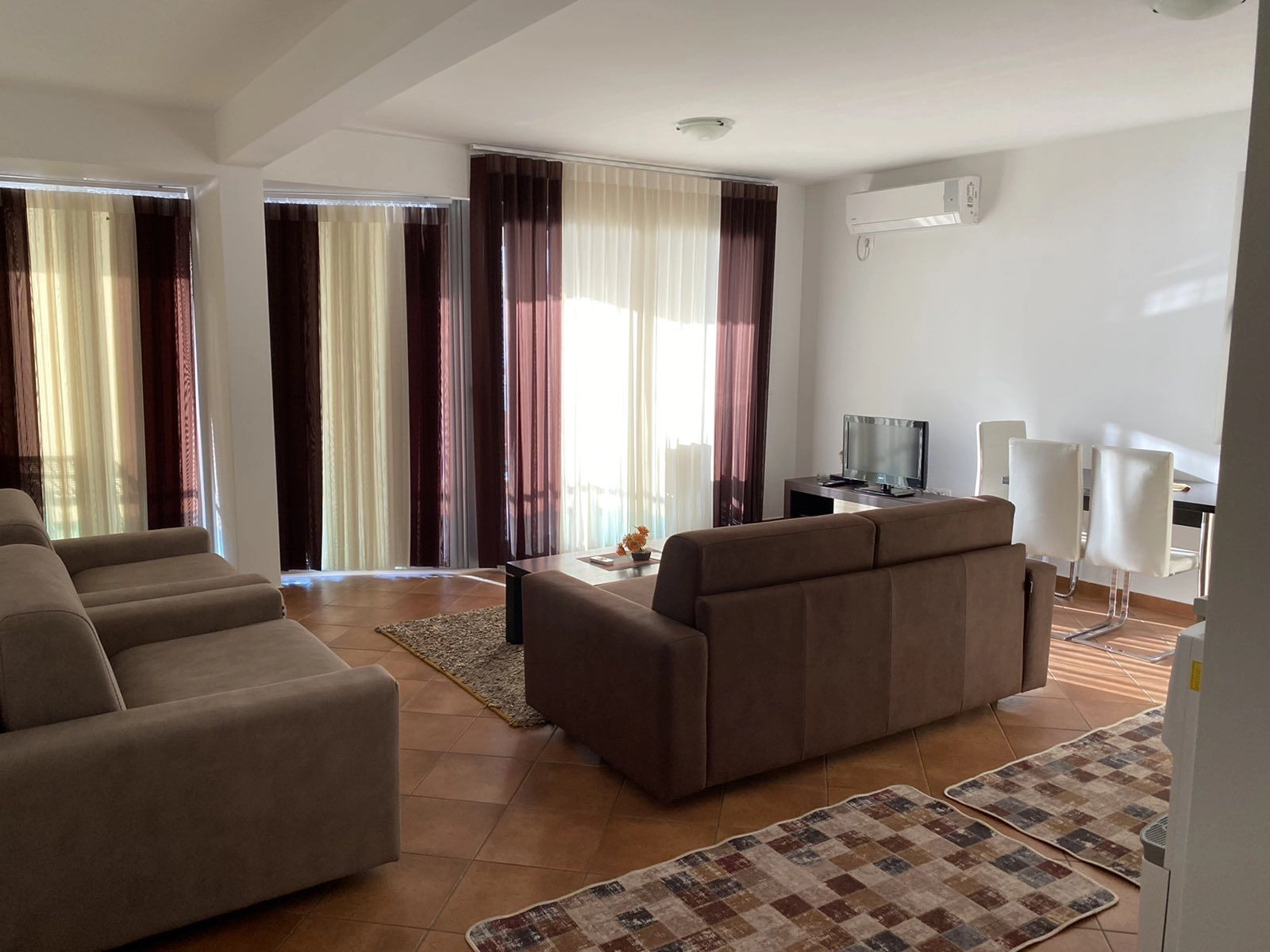 Jednosoban-stan-na-prvoj-liniji-u-Dobroj-Vodi-Bar-1 Izdavanje: Jednosoban stan 70 m² – Dobra Voda, Bar — fotografija 2