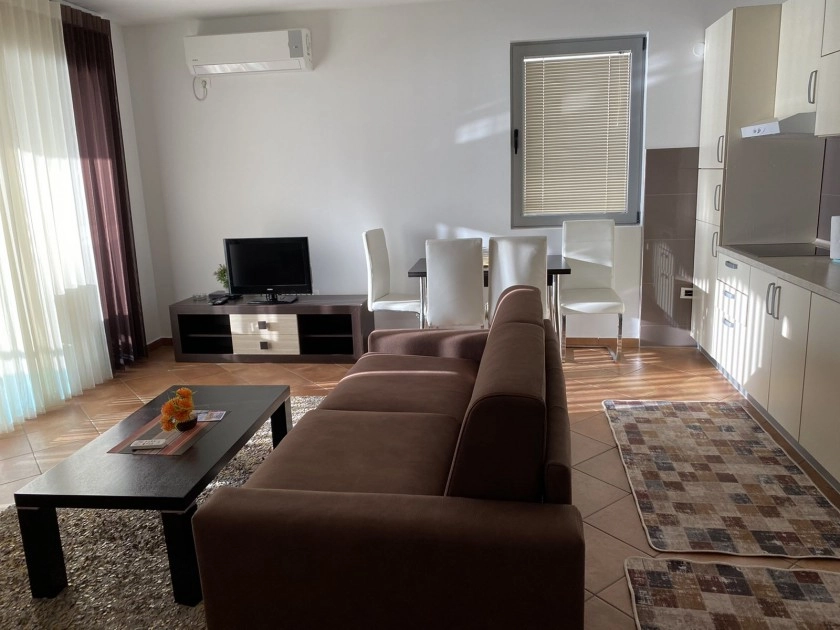 Jednosoban-stan-na-prvoj-liniji-u-Dobroj-Vodi-Bar-2 Izdavanje: Jednosoban stan 70 m² – Dobra Voda, Bar — fotografija 3