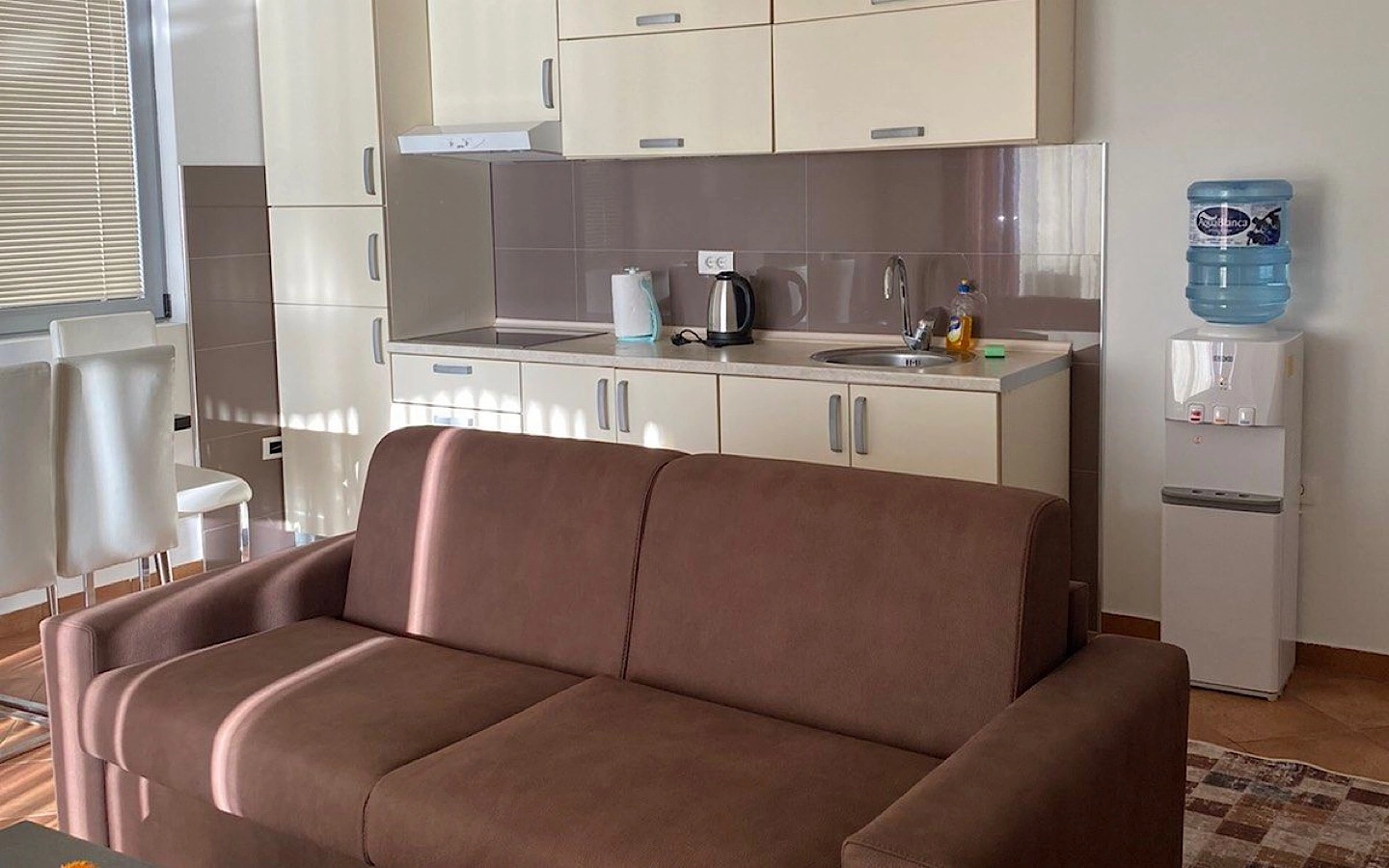 Jednosoban-stan-na-prvoj-liniji-u-Dobroj-Vodi-Bar-3 Izdavanje: Jednosoban stan 70 m² – Dobra Voda, Bar — fotografija 4