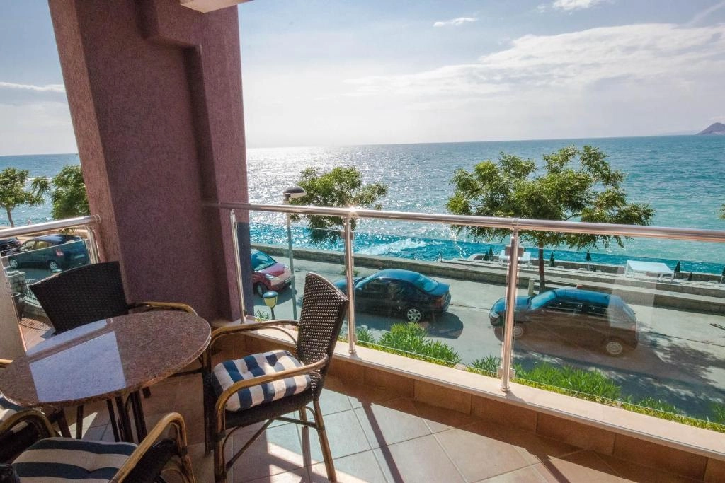 Jednosoban-stan-na-obali-mora-u-Dobroj-Vodi-Bar-1 Izdavanje: Jednosoban stan 70 m² – Dobra Voda, Bar — fotografija 2