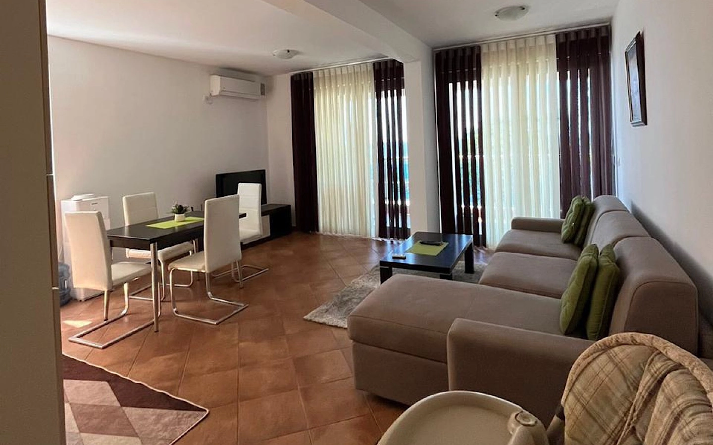 Jednosoban-stan-na-obali-mora-u-Dobroj-Vodi-Bar-3 Izdavanje: Jednosoban stan 70 m² – Dobra Voda, Bar — fotografija 4