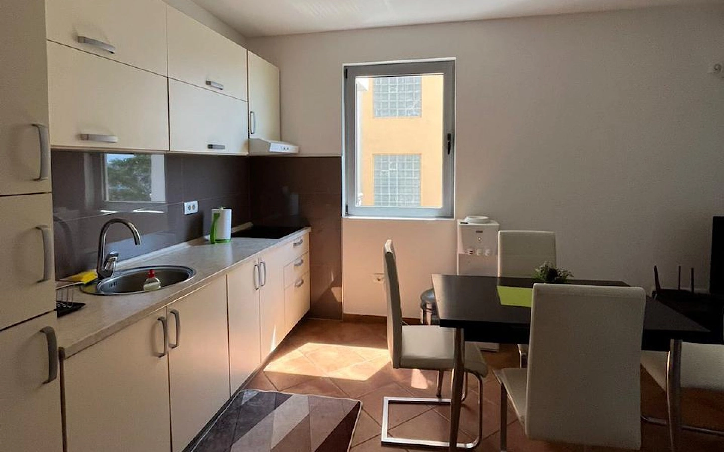 Jednosoban-stan-na-obali-mora-u-Dobroj-Vodi-Bar-5 Izdavanje: Jednosoban stan 70 m² – Dobra Voda, Bar — fotografija 6