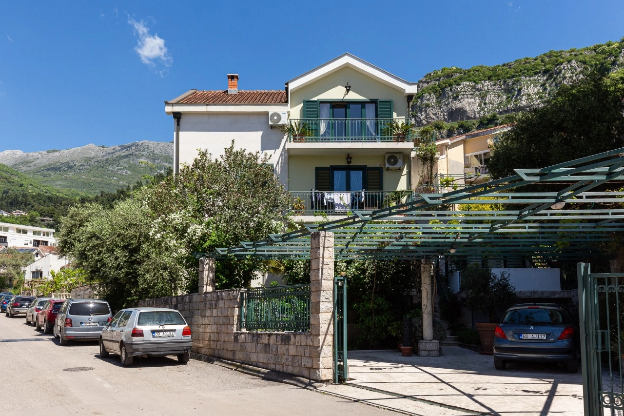 Porodicna-kuca-u-Podkosljunu-Budva-18 Kuća 287 m² – Podkošljun, Budva — fotografija 19