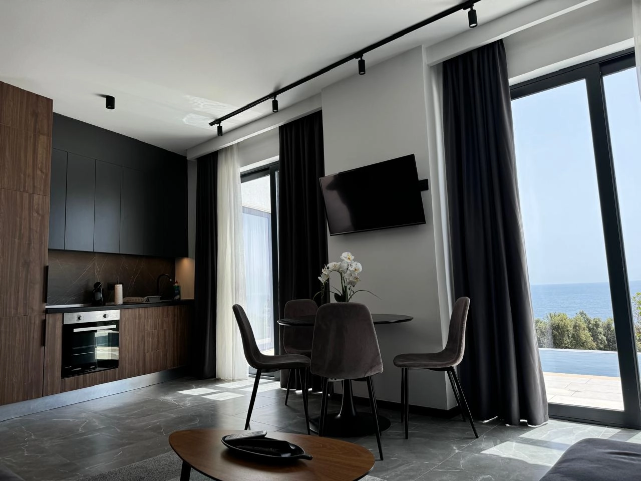 Kuca-sa-bazenom-i-terasom-Utjeha-Bar-1 Izdavanje: Kuća 75 m² – Utjeha, Bar — fotografija 2