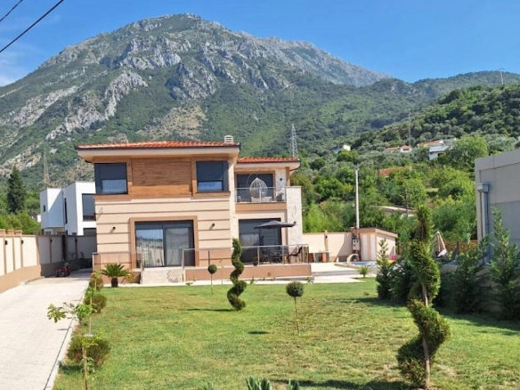 Kuća sa bazenom u Bartuli