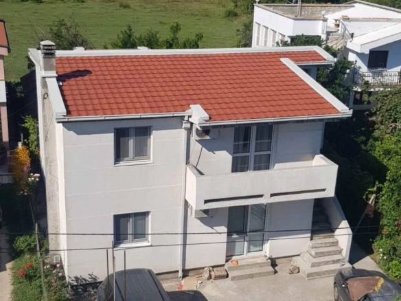 Dvospratna porodična kuća sa vrtom u Polju