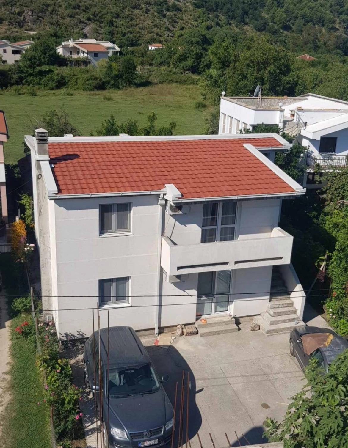 Dvospratna porodična kuća sa vrtom u Polju