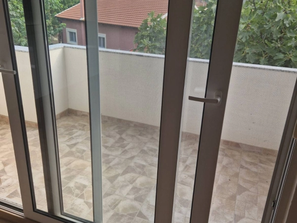 Jednosoban stan na prvom spratu kuće u Polju, Bar — fotografija 9