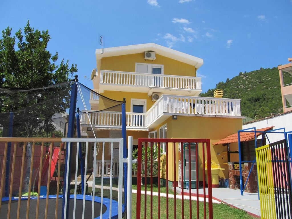 Trospratna kuća sa restoranom u dvorištu