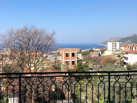 Trospratna kuća u Dobroj Vodi
