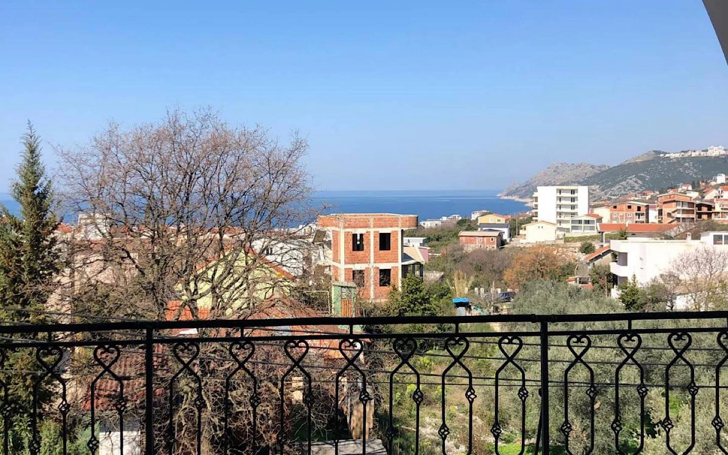 Trospratna kuća u Dobroj Vodi