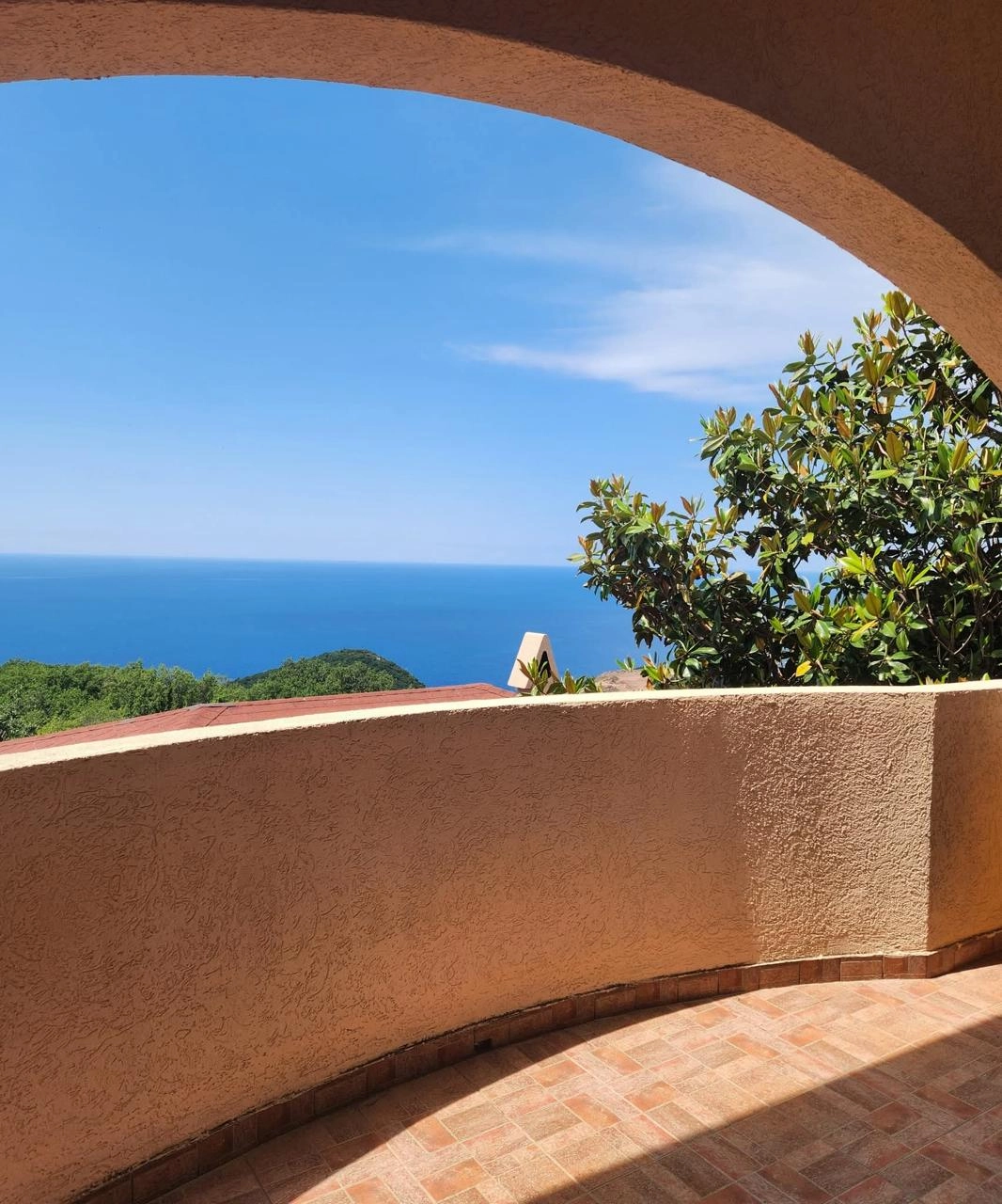 Kuca-sa-apartmanima-i-pogledom-na-more-Blizikuce-Budva-1 Kuća 145 m² – Blizikuće, Budva — fotografija 2